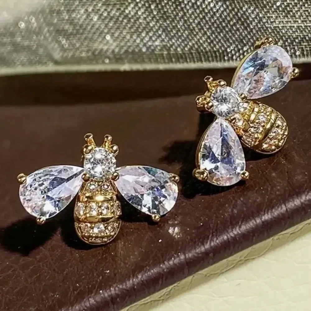 🐝 Betsey Johnson stunning crystal bumblebee earrings 🐝